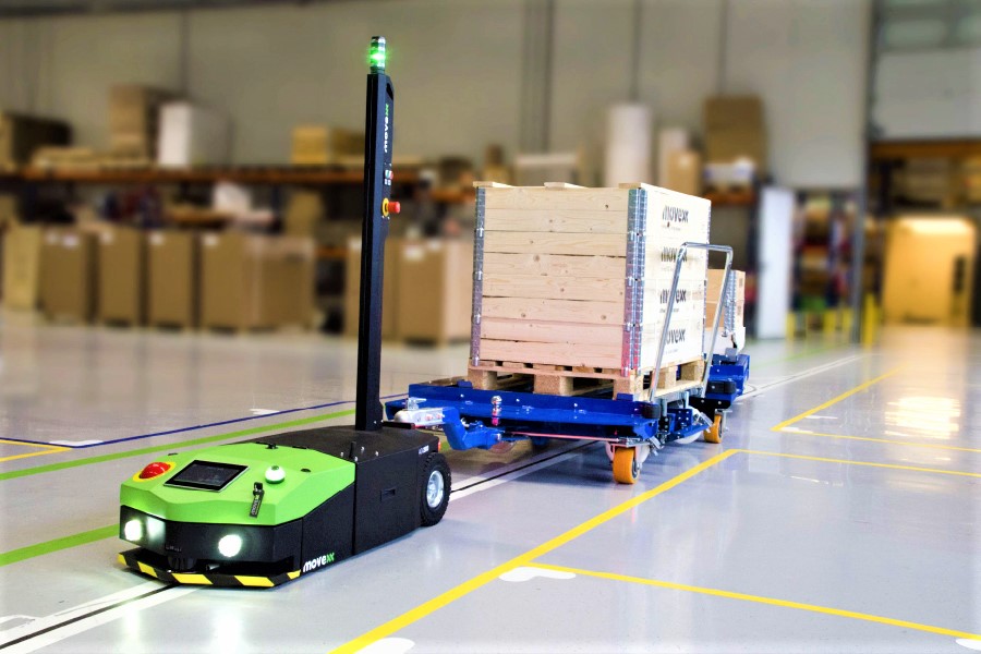 agv automaticky vedený elektrický tahač movexx aa2500-s, automatická přeprava vozíků, automatizace logistických procesů ve skladu