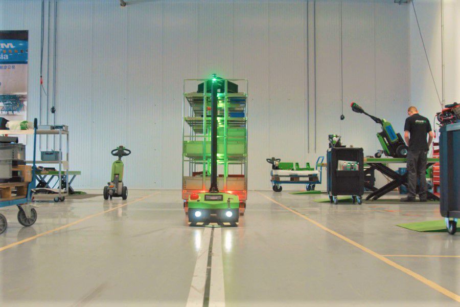agv automaticky vedený elektrický tahač movexx aa1000-s, automatizovaný systém přepravy vozíků pro milkrun zásobování výroby