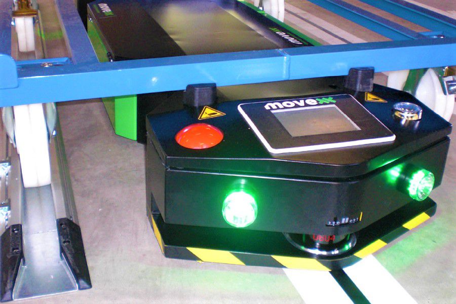 automatický agv elektrický tahač movexx aa1000-s-underrider, automatická manipulace a přeprava vozíků ve skladu
