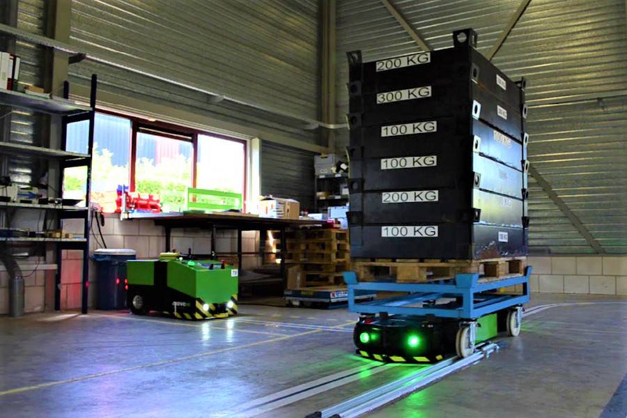 automaticky vedený agv elektrický tahač movexx aa1000-s-underrider, automatizace logistických procesů ve skladu, manipulace vozíků