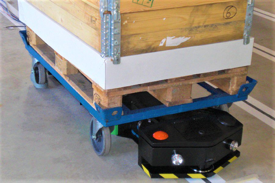 automatický agv elektrický tahač movexx aa1000-s-underrider, automatizace přepravy vozíků ve skladu