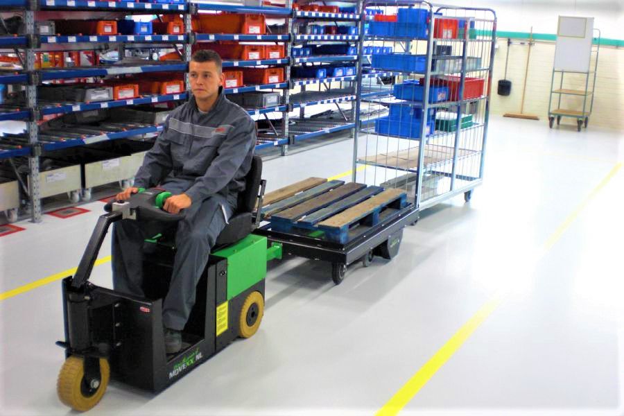 elektrický tahač movexx cc2500-s pro sedícího řidiče, manipulace soupravy vozíků ve vláčku milkrun