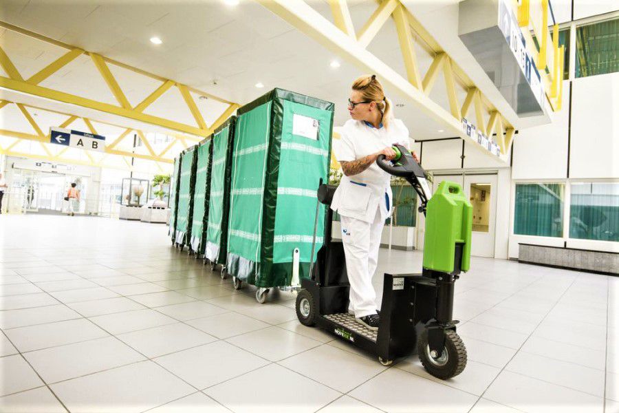 elektrický tahač movexx rr1000-s pro stojícího řidiče, vláček přepravních vozíků ve zdravotnictví