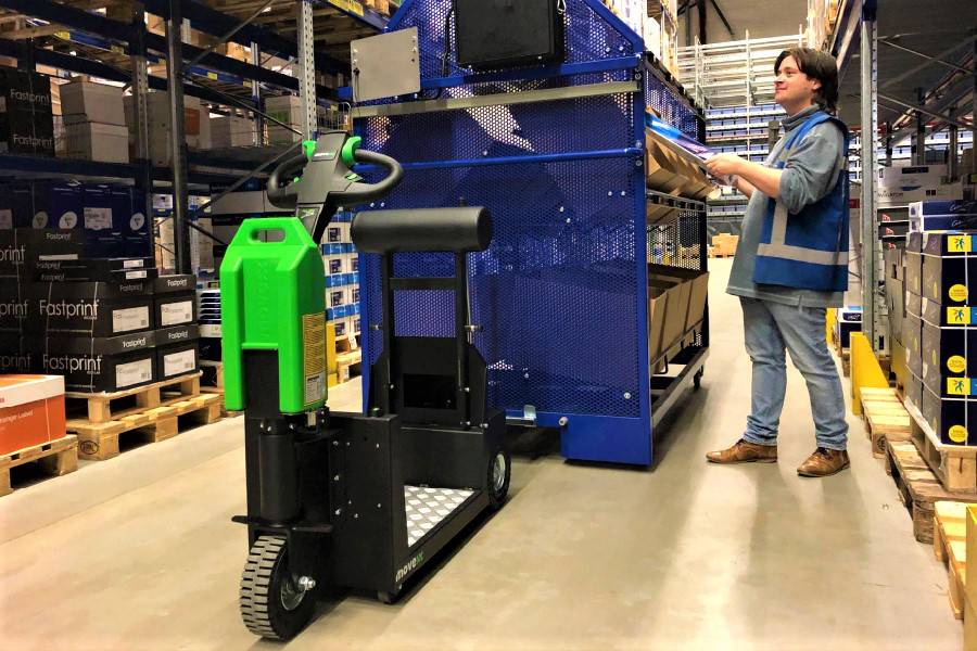elektrický tahač movexx rr1000-s pro stojícího řidiče, manipulace vozíku uvnitř skladu