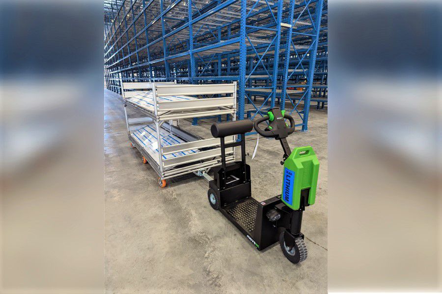 elektrický tahač movexx rr1000-s pro stojícího řidiče pro manipulaci přepravních vozíků ve skladu