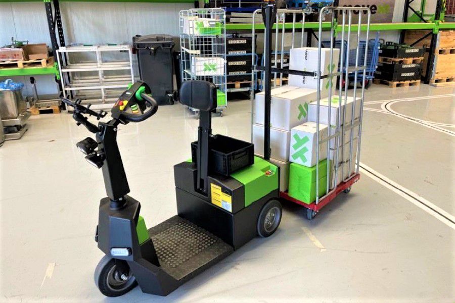 elektrický tahač pro stojícího řidiče movexx rr3500-s, manipulace těžkého vozíku s nákladem