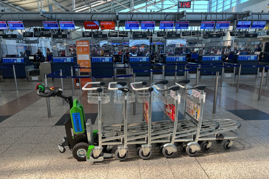 elektrický tahač movexx tt1000-t-cp, manipulace zavazadlových vozíků - letiště v. havla praha