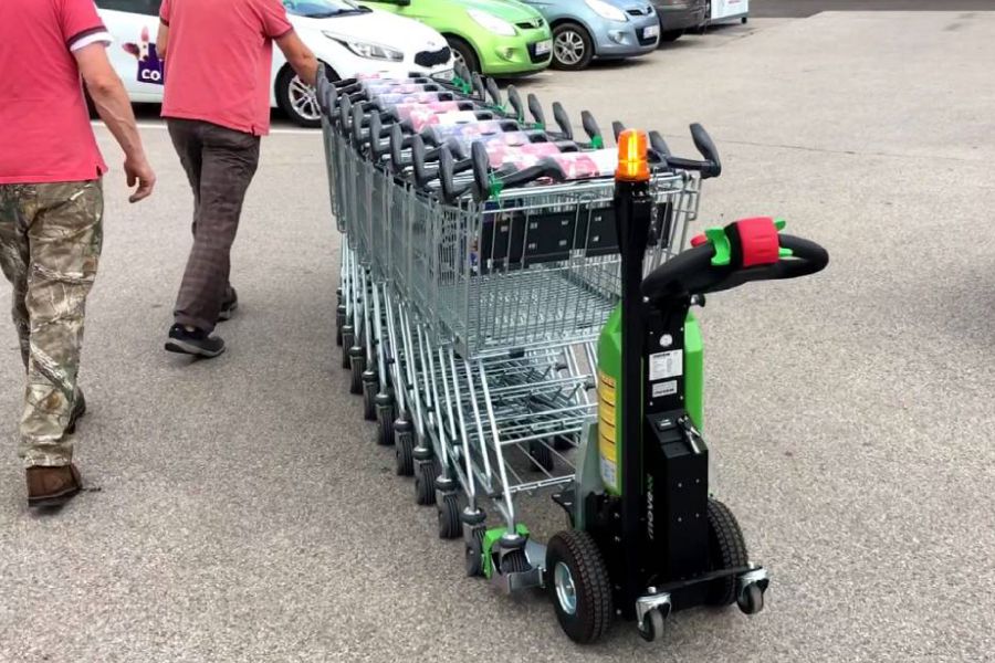 elektrický tahač movexx tt1000-t-cp, manipulace nákupních košíků na parkovišti supermarketu kaufland