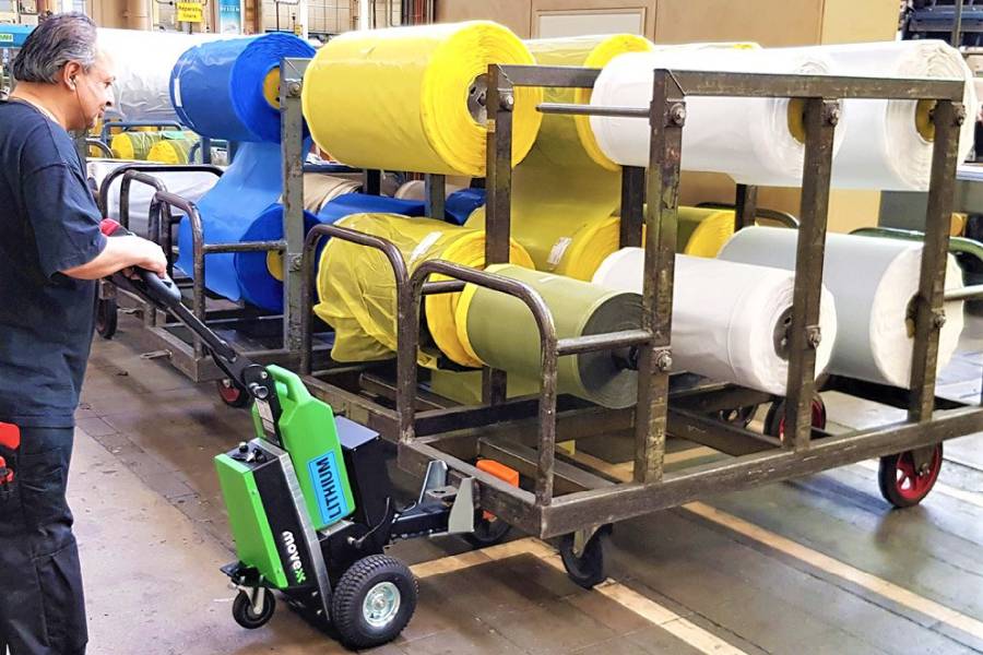 ručně vedený elektrický tahač movexx tt1500-t, manipulace vozíků textilní průmysl