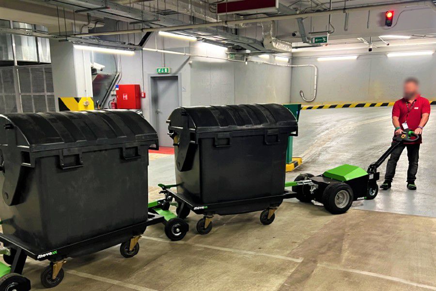 elektrický tahač movexx tt2500-s-at, manipulace odpadkových kontejnerů z podzemní garáže