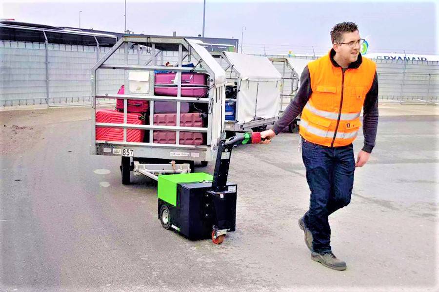 elektrický tahač movexx tt2500-s (tt3500-s), manipulace vozíků na letišti