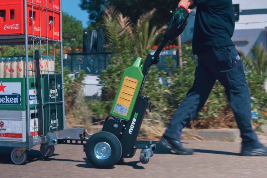 ručně vedený elektrický tahač movexx tt1000-t, venkovní manipulace nápojových vozíků s nákladem