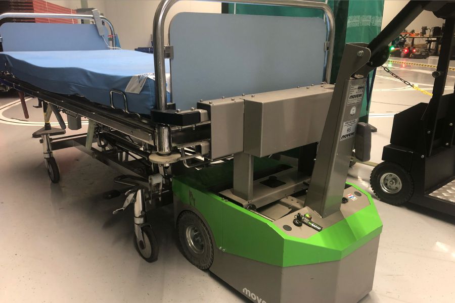 ručně vedený elektrický tahač movexx tt500-s-hh pro manipulaci nemocničních postelí